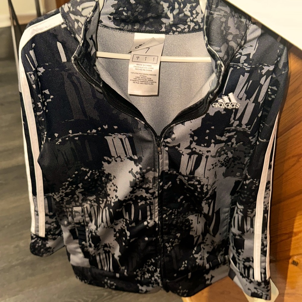 Adidas boys warm up jacket, with pockets. Zip up size 7. Like new…